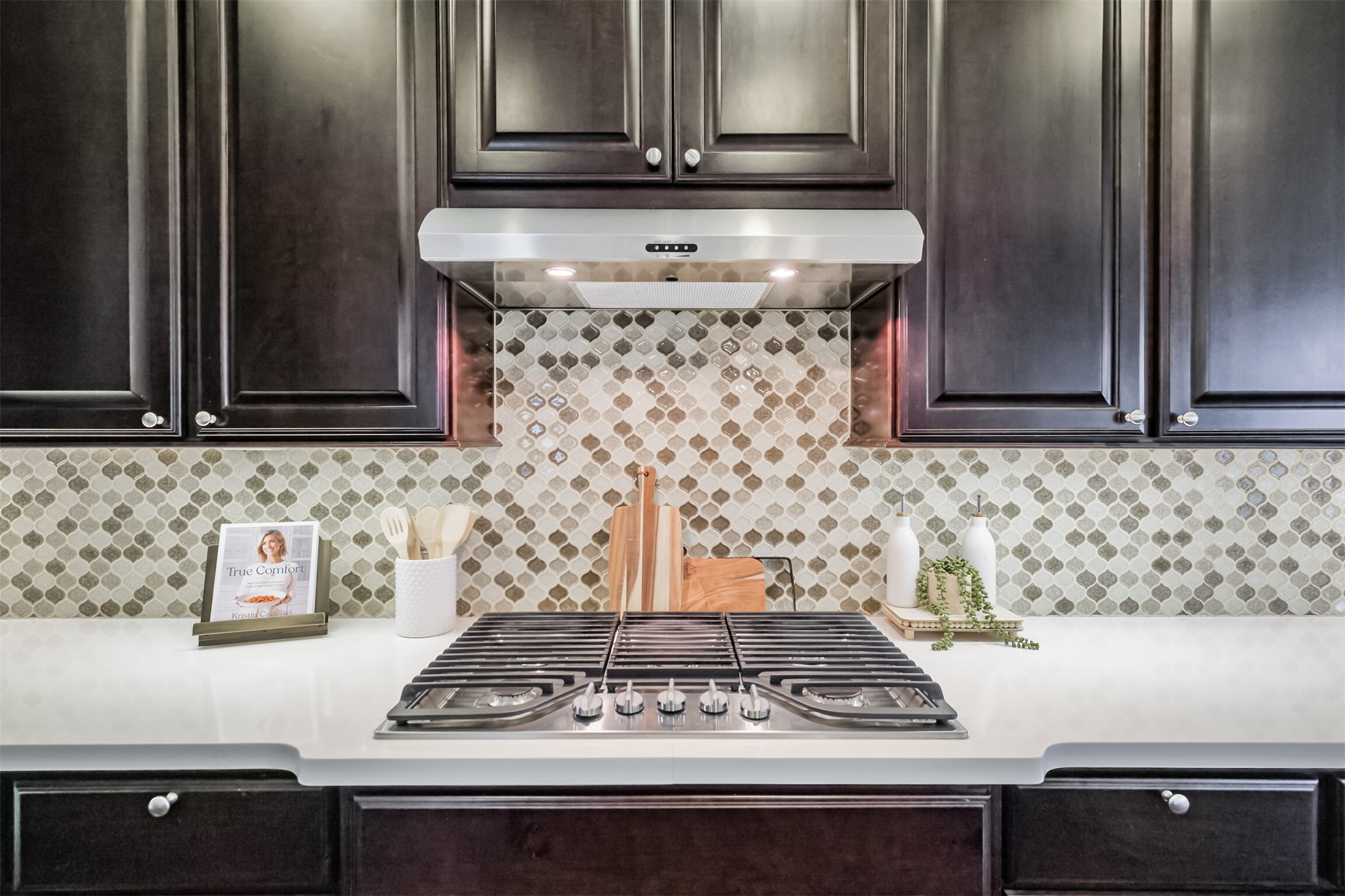 Five-burner gas cooktop offers plenty of cooking space on which to prepare your favorite recipes.