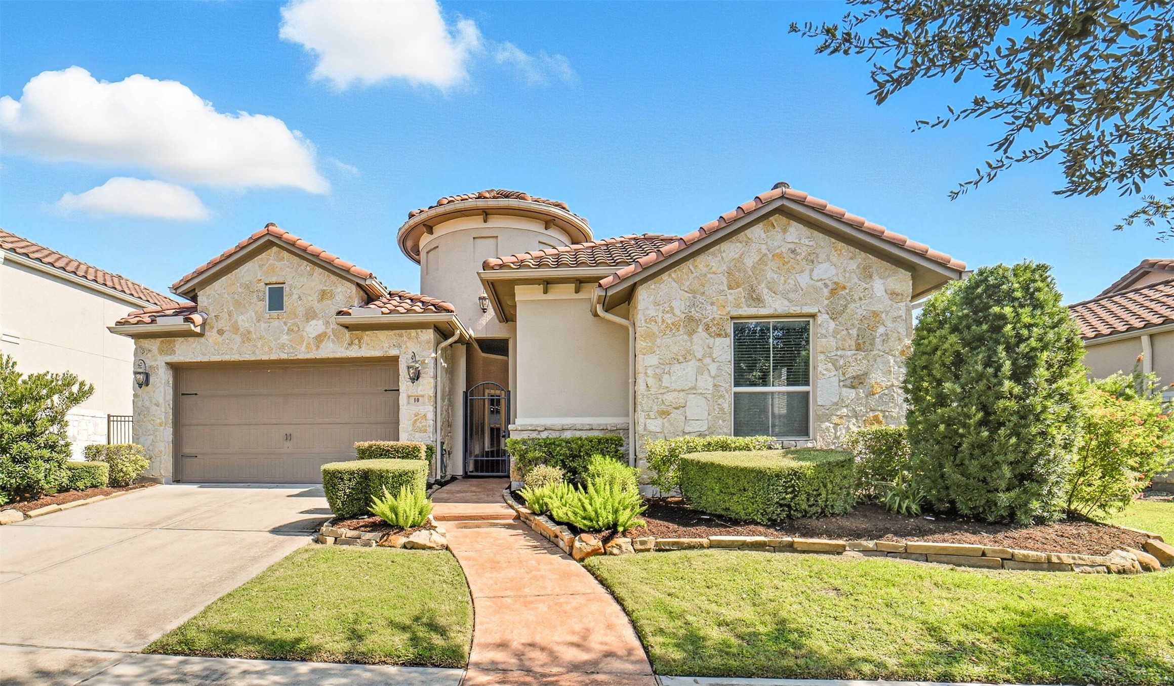 Welcome Home to fabulous 10 Silent Way in the much sought after and well located Imperial in Sugar Land! Welcome Home to fabulous 10 Silent Way in the much sought after and well located Imperial in Sugar Land!