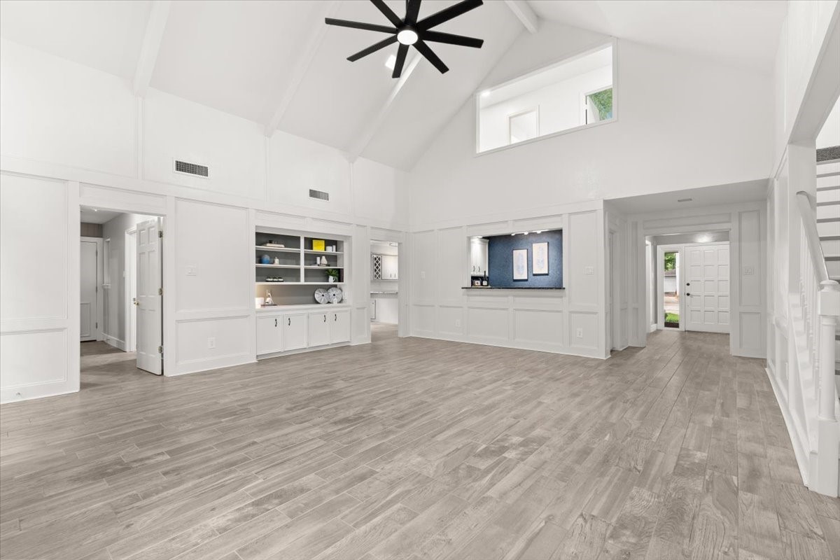 Spacious and inviting living area with a view from
the back doors. This open area features a wet bar, fireplace, built in cabinets and a great view of the backyard