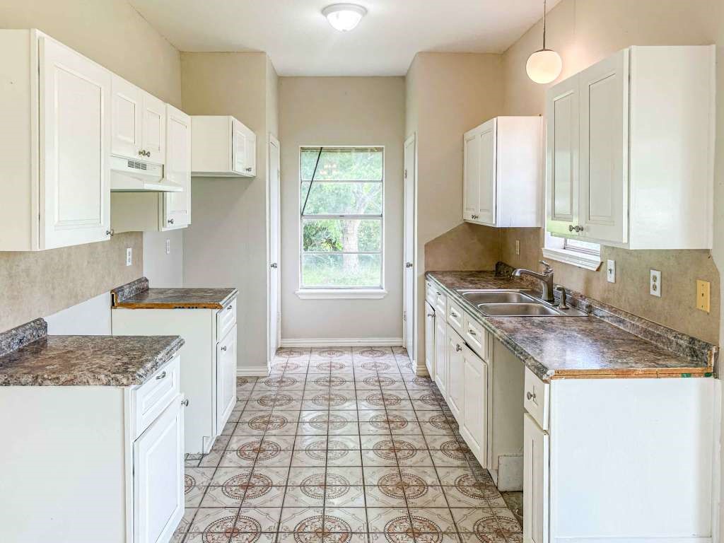 4513 S Meadows Street, Alvin, TX 77511