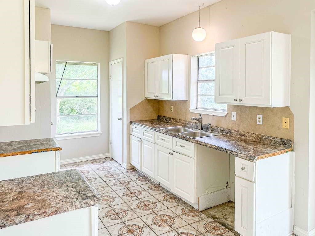 4513 S Meadows Street, Alvin, TX 77511