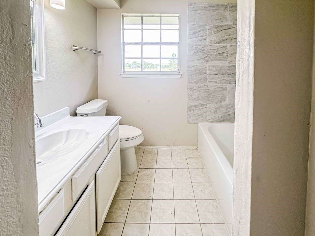 4513 S Meadows Street, Alvin, TX 77511
