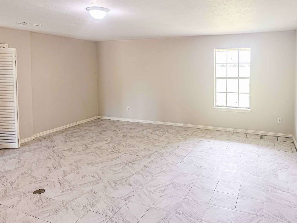 4513 S Meadows Street, Alvin, TX 77511