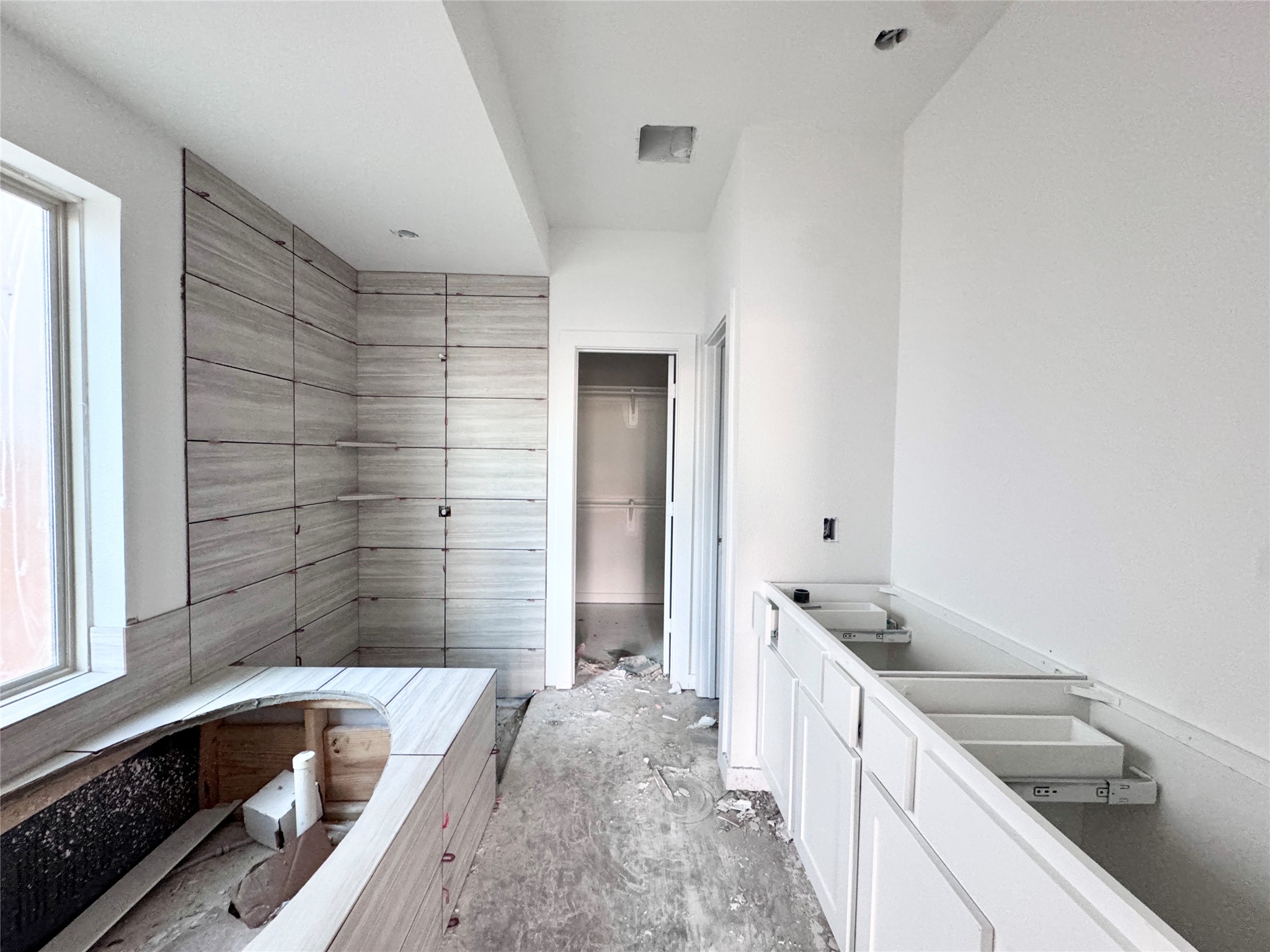 A tub with space to splash those bubbles while drinking some bubbly!