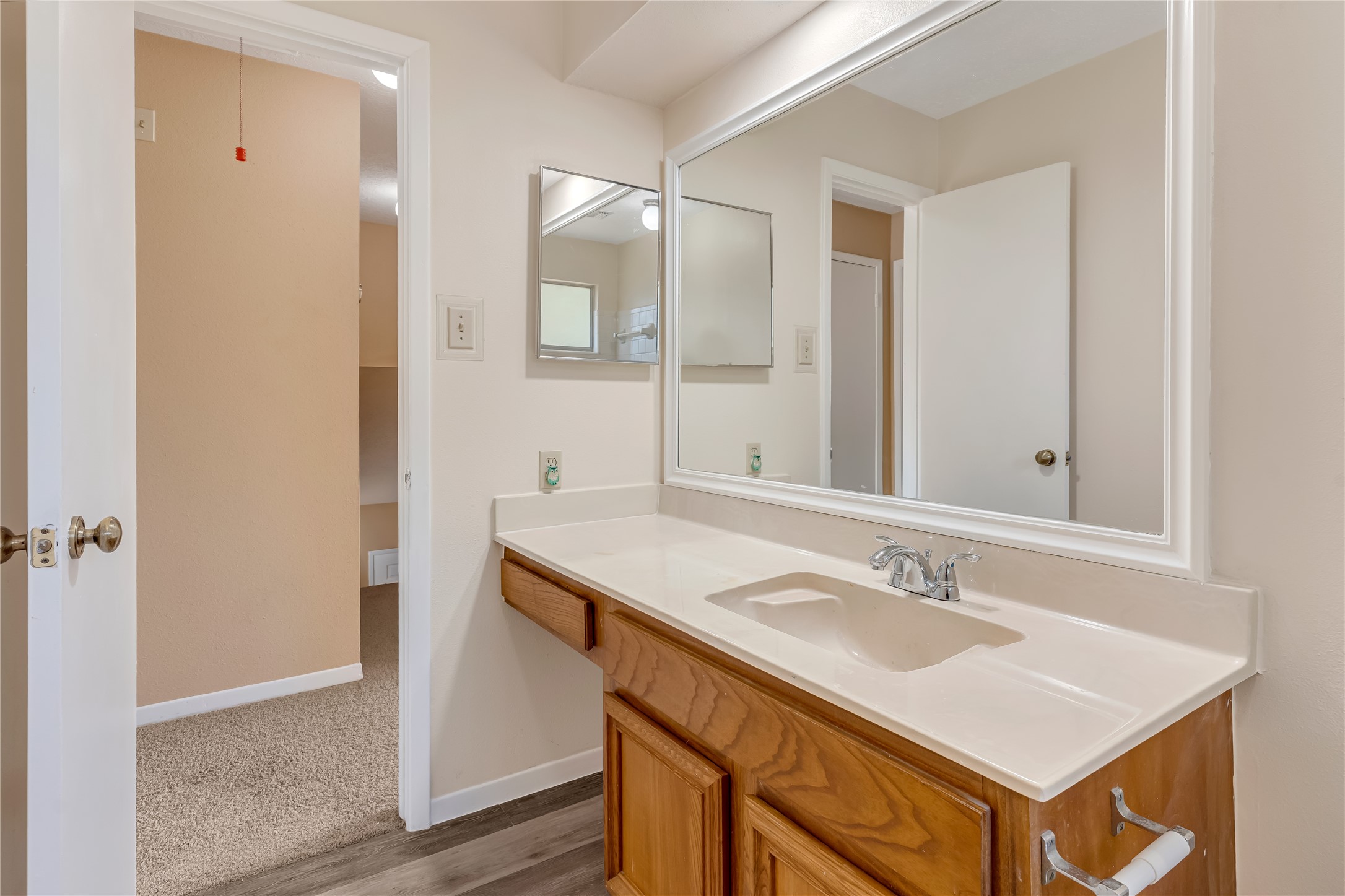 The guest bathroom offers a bright, clean, and inviting atmosphere, creating a refreshing space for family and guests alike. Its welcoming feel adds to the home's overall comfort and appeal.