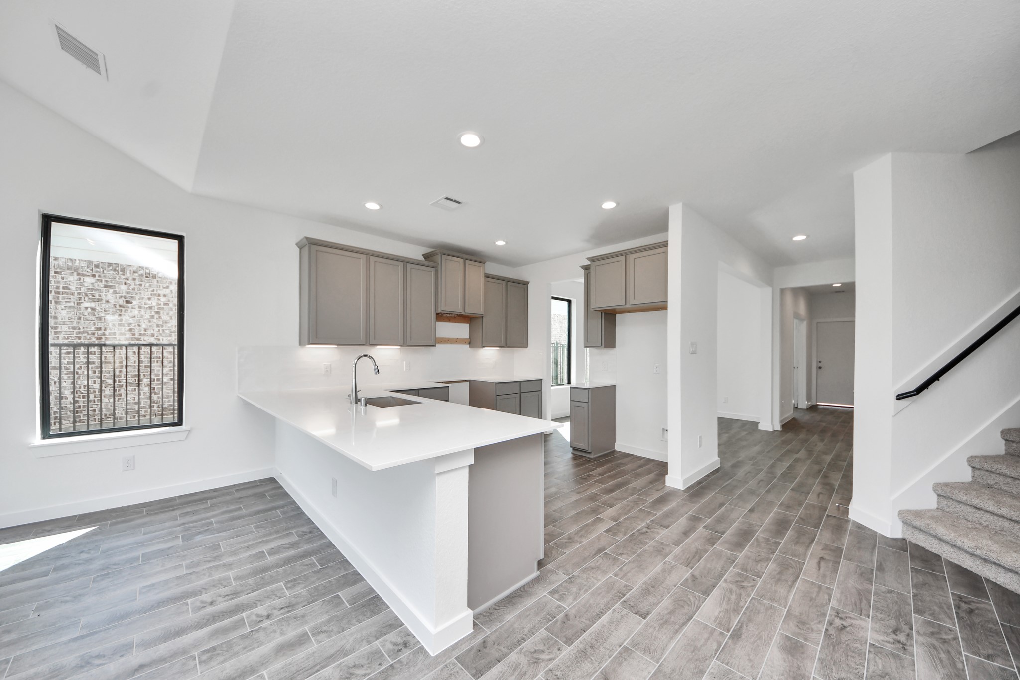 The kitchen is a culinary haven, featuring granite countertops, a tile backsplash, stainless steel appliances, 42 upper cabinets, and undercabinet lighting.