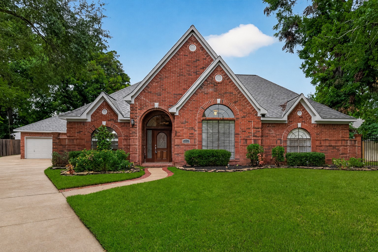 This beautifully maintained One Story in Pecan Grove is located on a huge cul-de-sac-lot and includes a Pool, a generator and a 650sqft guest quarter