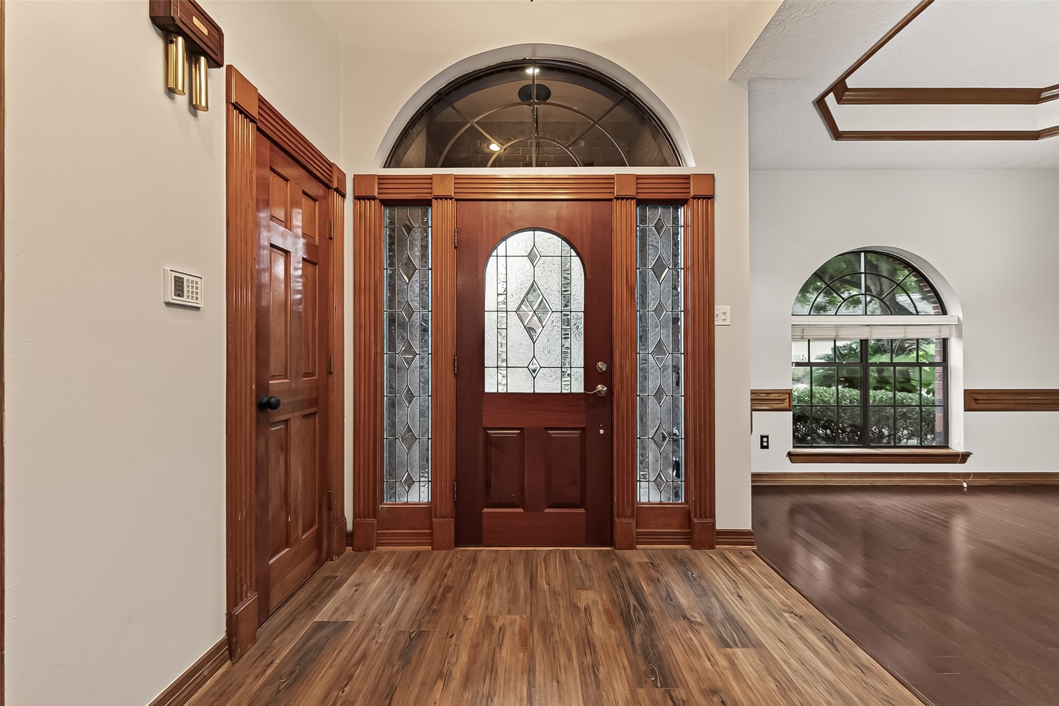 Welcome home through this grand entry with soaring ceilings and large spacious room! Welcome home through this grand entry with soaring ceilings and large spacious room!
