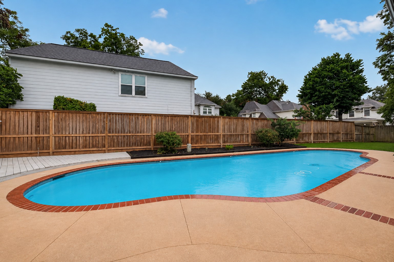 Large Sparkling Swimming Pool for your enjoyment! Large Sparkling Swimming Pool for your enjoyment!