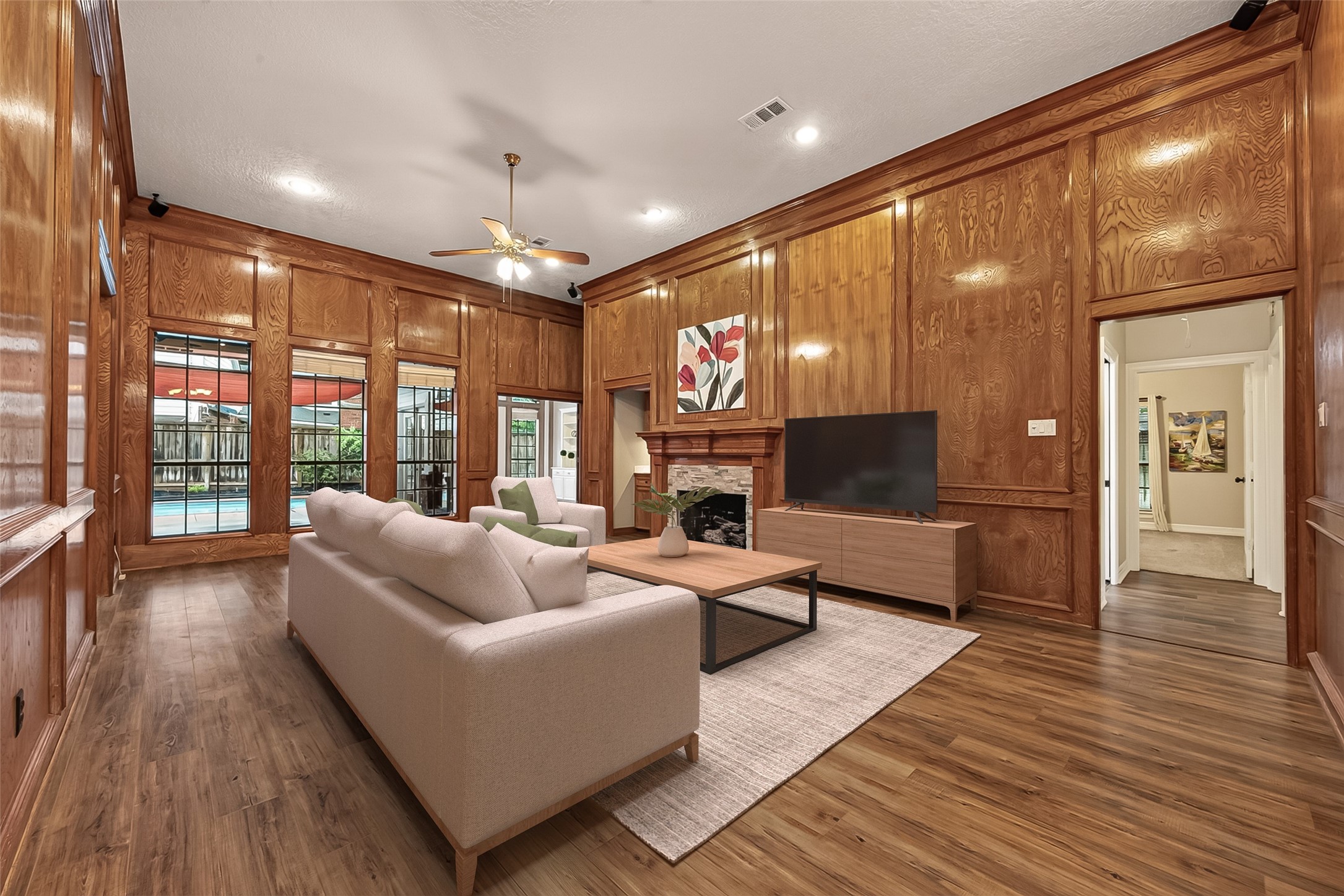 Huge Family Room with high ceilings! Huge Family Room with high ceilings!