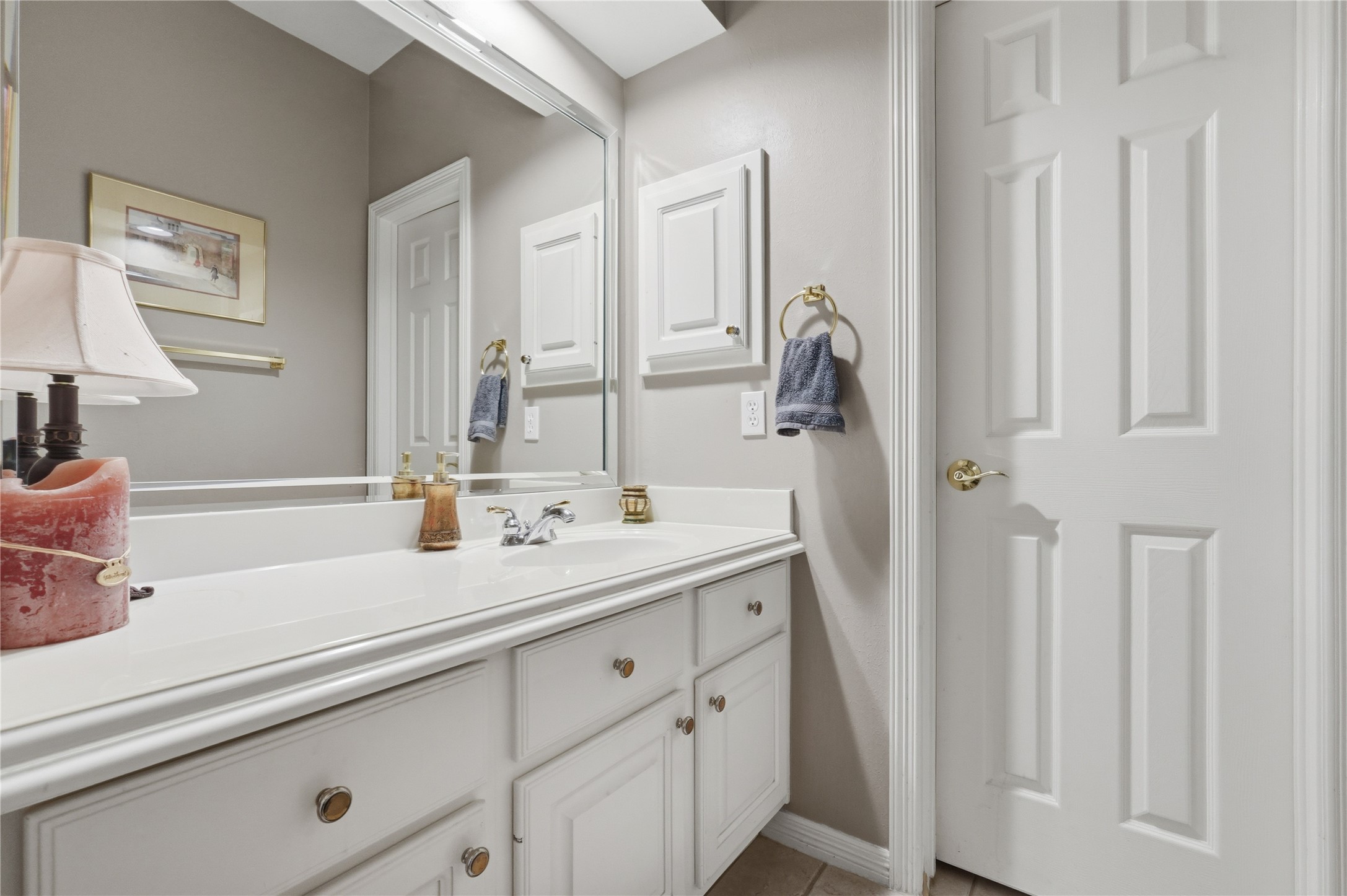 Secondary bathroom.