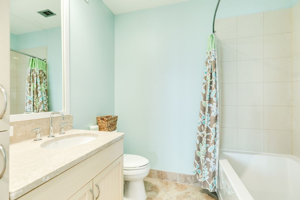 Secondary bath with tub/shower combo