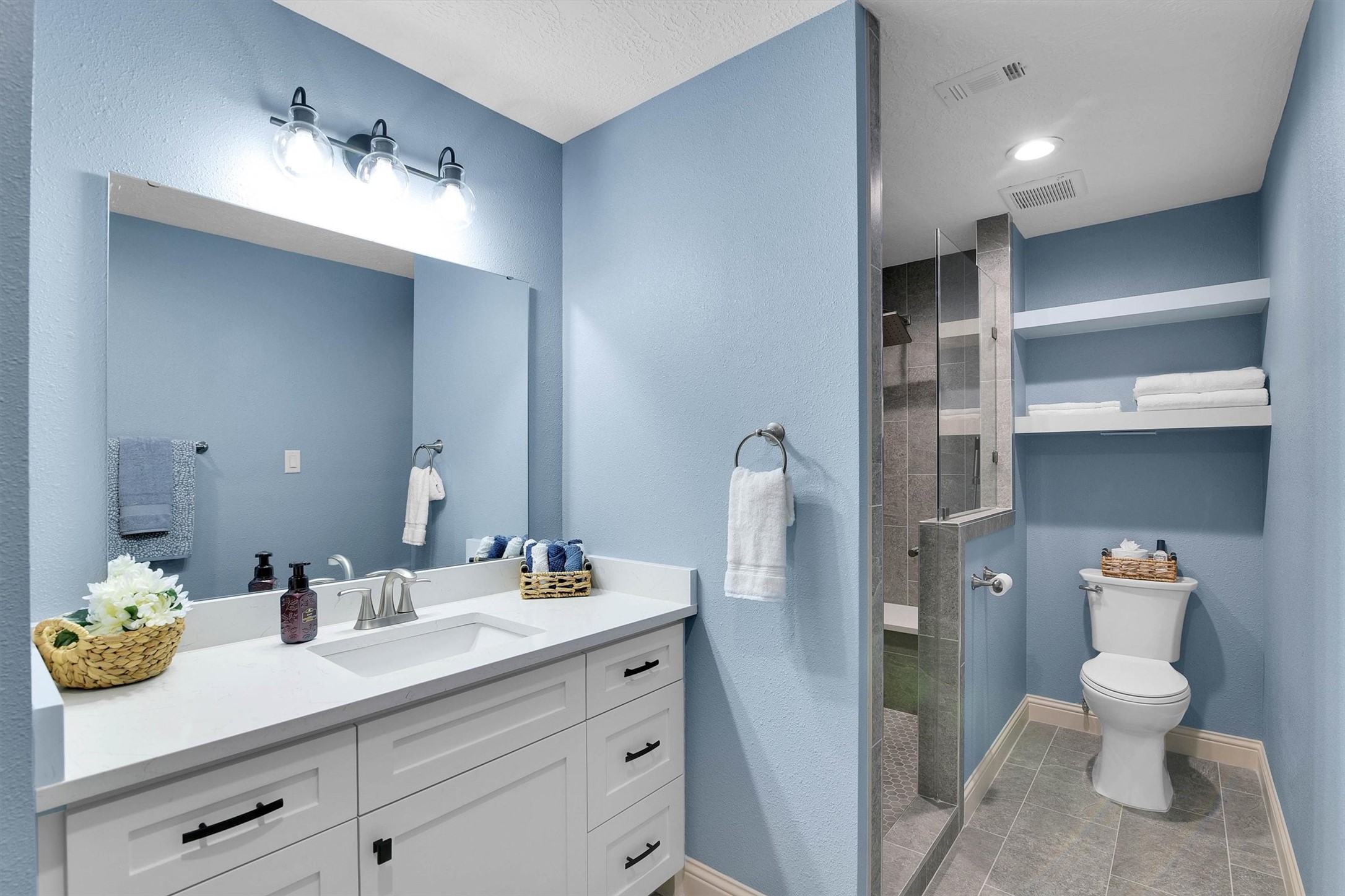 Full bath off flex room.