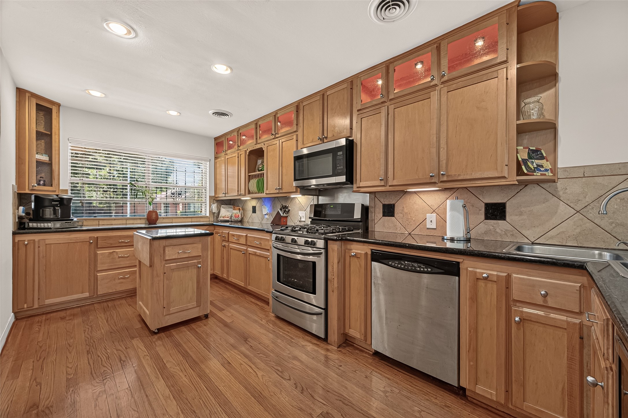 Updated Kitchen,Stainless/Black appliances. Abundance of cabinets and storage. Island cabinet is on rollers for convenient access anywhere in the kitchen. Updated Kitchen,Stainless/Black appliances. Abundance of cabinets and storage. Island cabinet is on rollers for convenient access anywhere in the kitchen.
