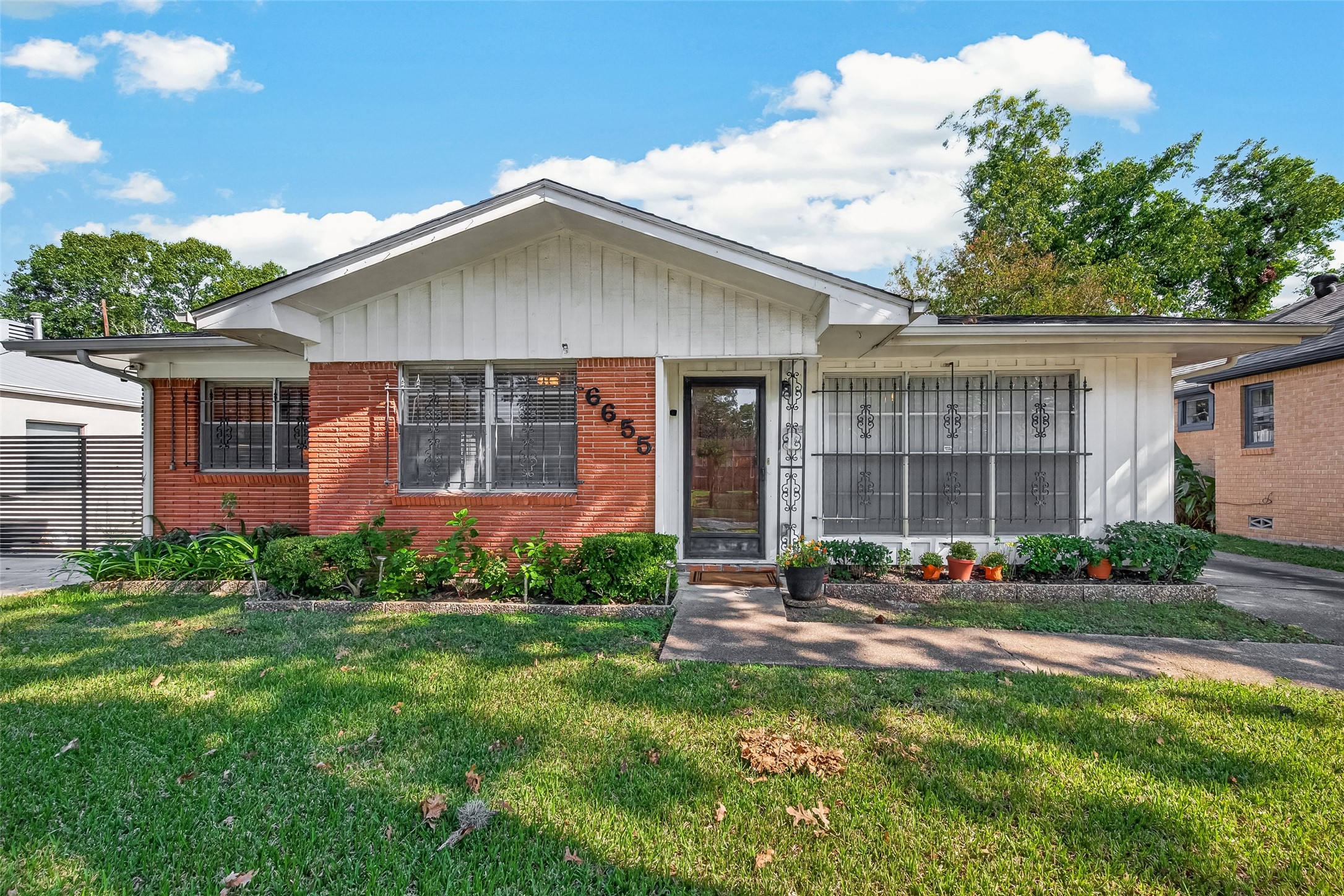 Charming 2 bedrom2.5 baths with detached garage Charming 2 bedrom2.5 baths with detached garage