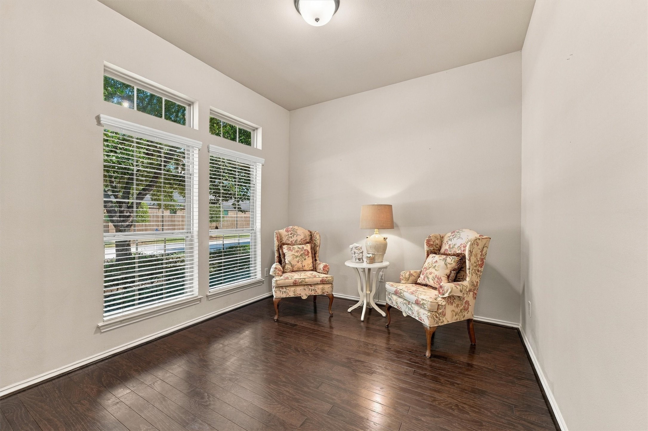 Living area in entrance also suitable for a home office, library, whatever you want!