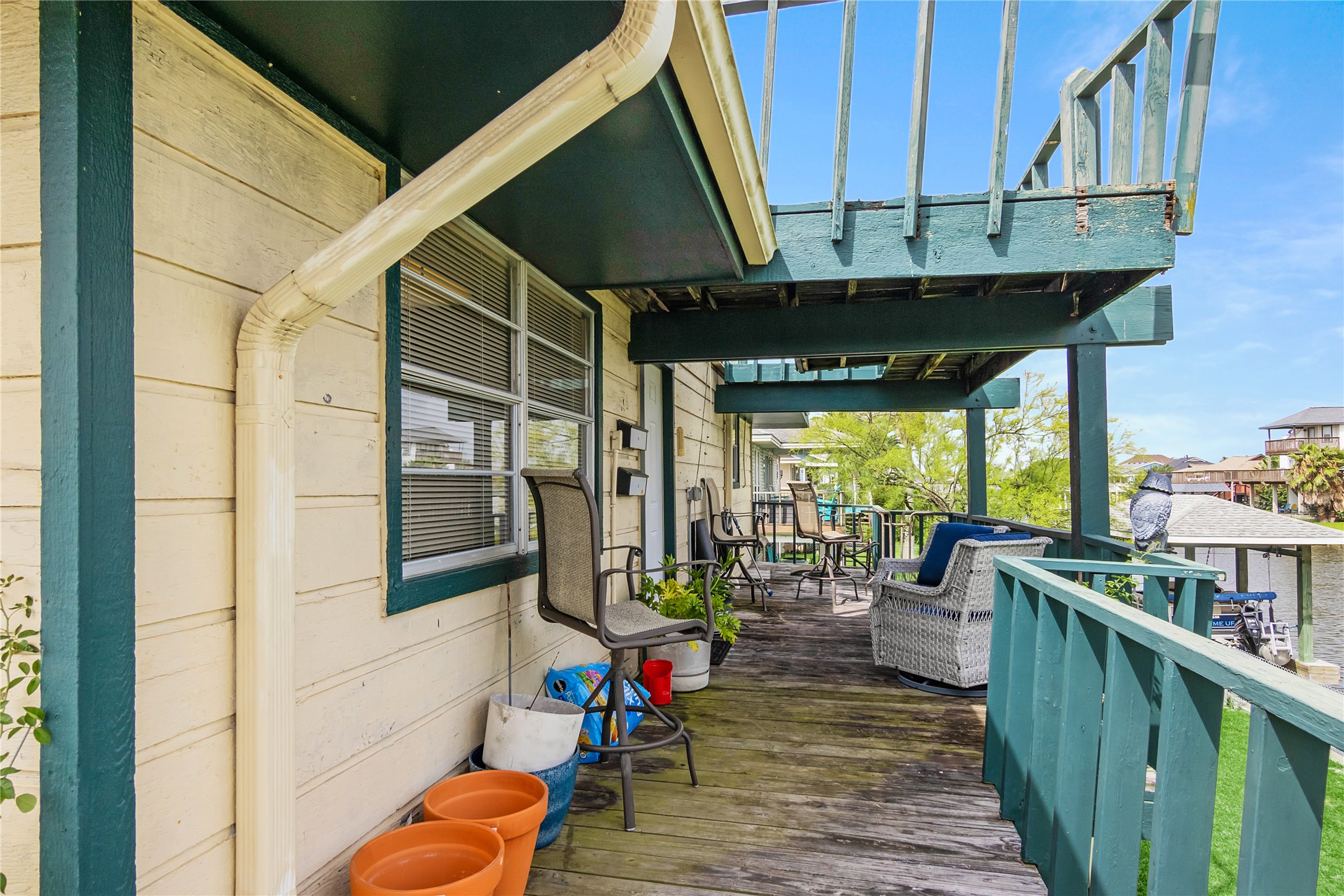 Deck on second and third level.