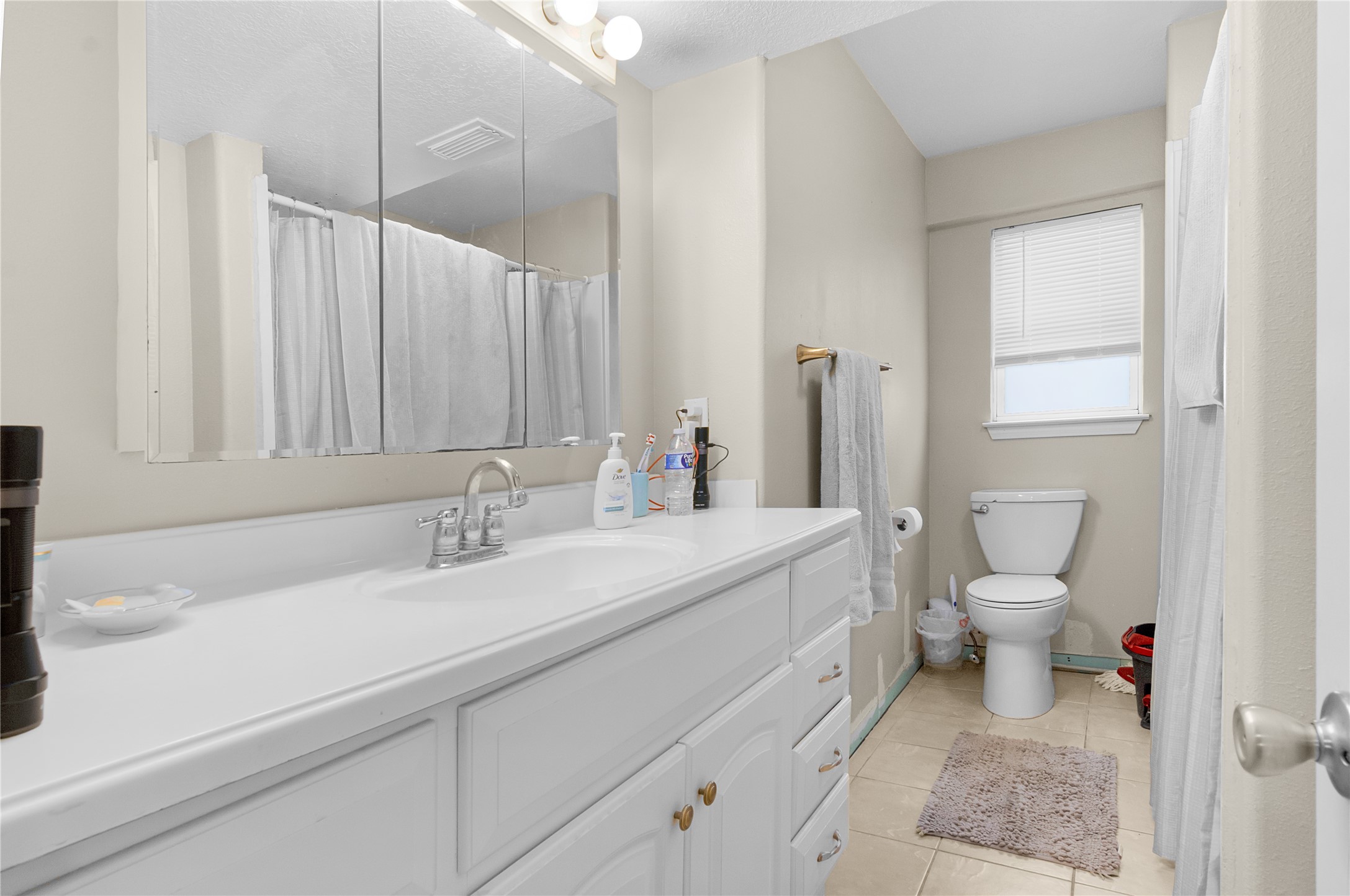 Light and bright bathroom in quarters on right side.