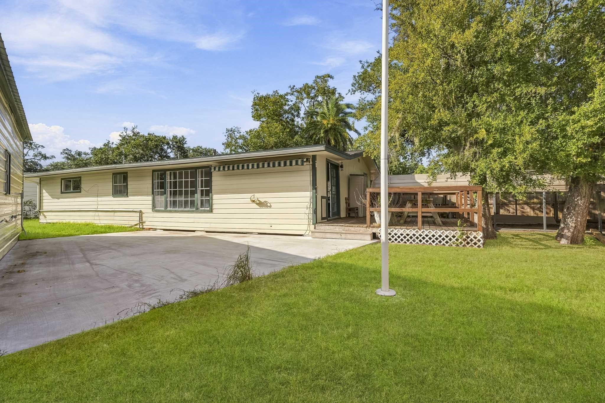 301 Azalea Street, Lake Jackson, TX 77566