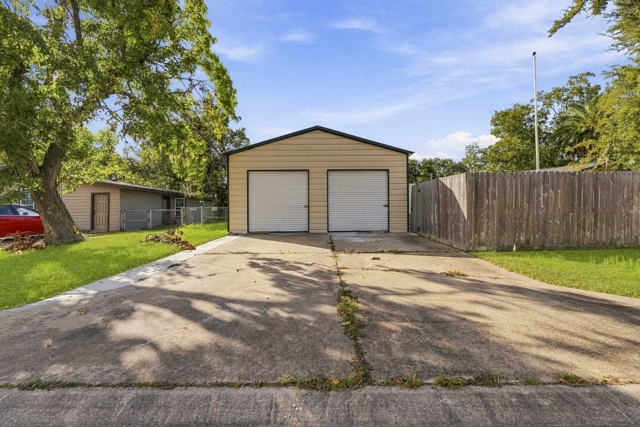 301 Azalea Street, Lake Jackson, TX 77566