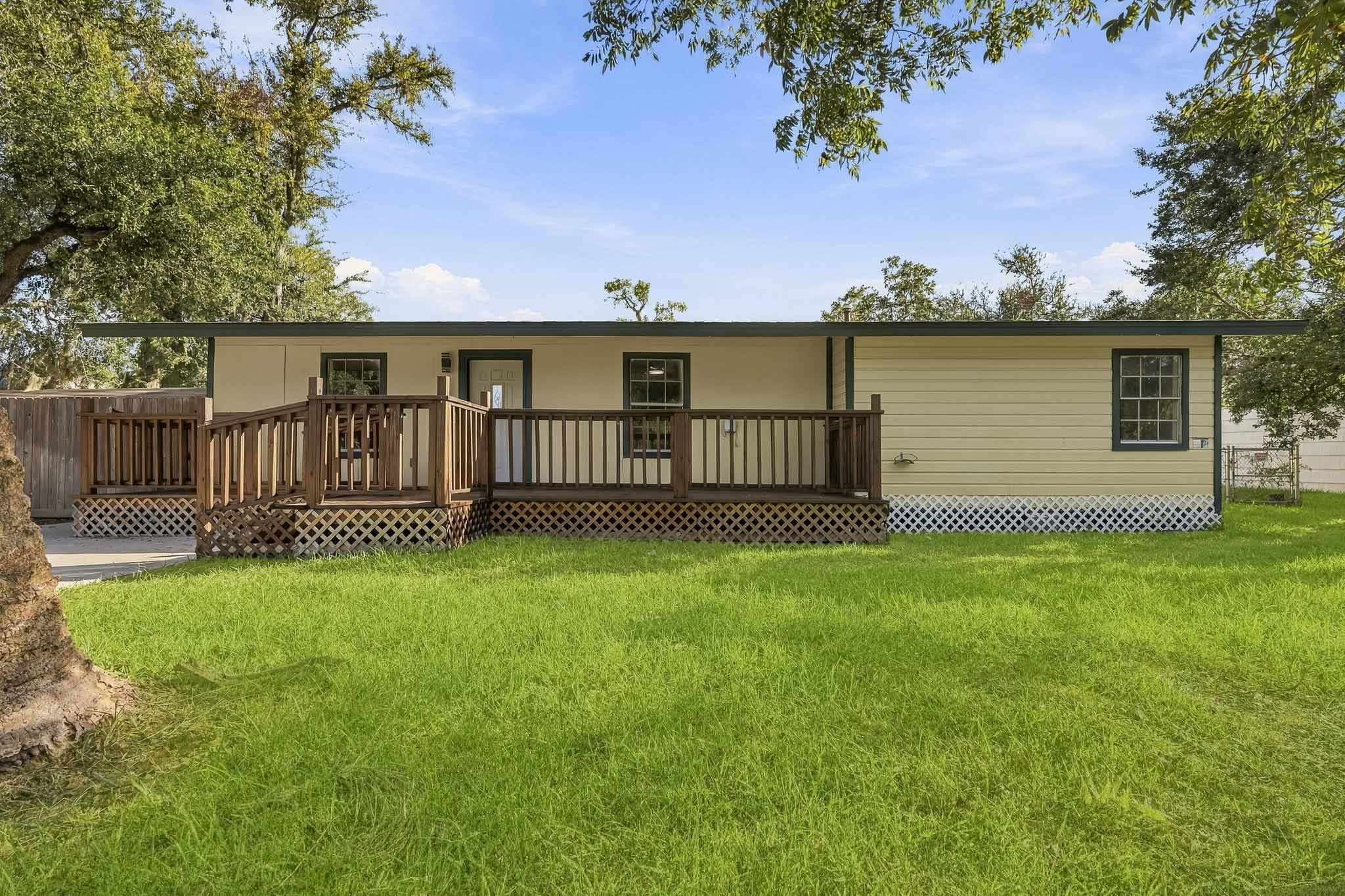 301 Azalea Street, Lake Jackson, TX 77566