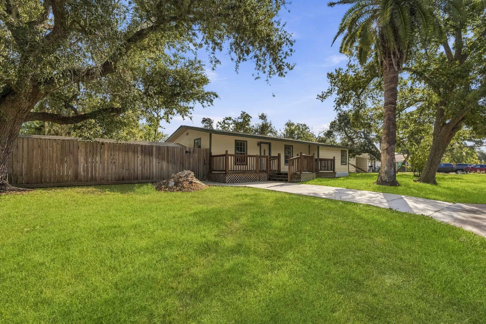 301 Azalea Street, Lake Jackson, TX 77566