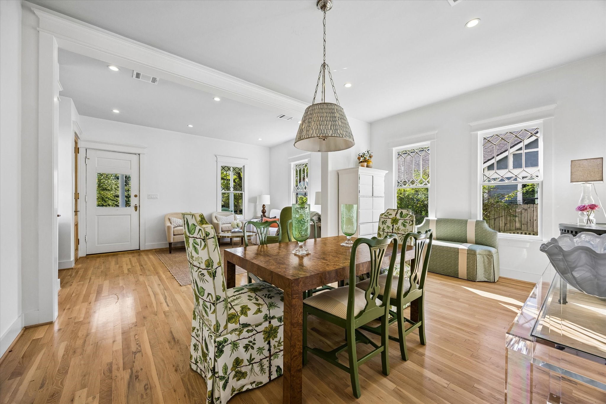 SEAMLESS ENTERTAINING WITH DINING ROOM OPEN TO LIVING ROOM