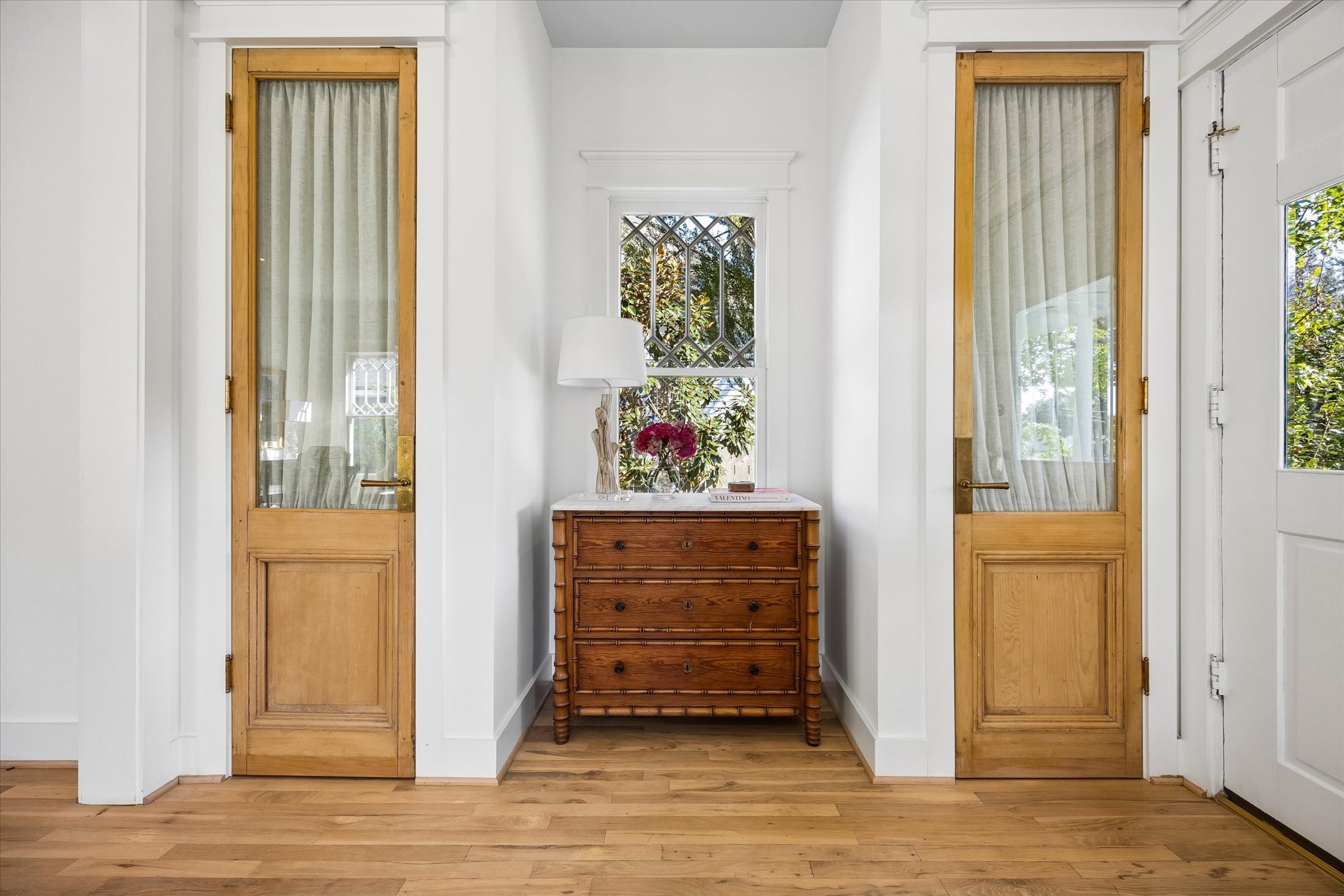 WELCOMING ENTRY WITH ADDITIONAL STORAGE