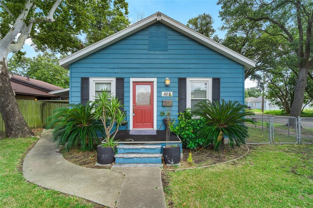 Situated right around the corner from the historic 6th street restaurants and shops, this home is ready to call it your own.