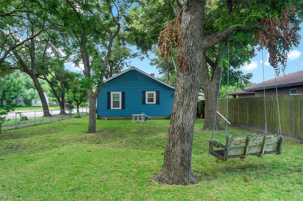 Plenty of room for relaxing and entertaining in this yard, even room to park a boat and separate double gate entrance.