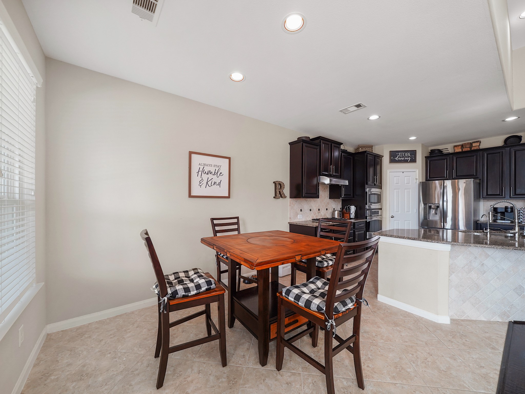 Just off the kitchen, the breakfast area offers a welcoming setting for morning coffee, relaxed meals, and catching up at the end of the day. Its connection to the kitchen makes everyday gatherings feel effortless.