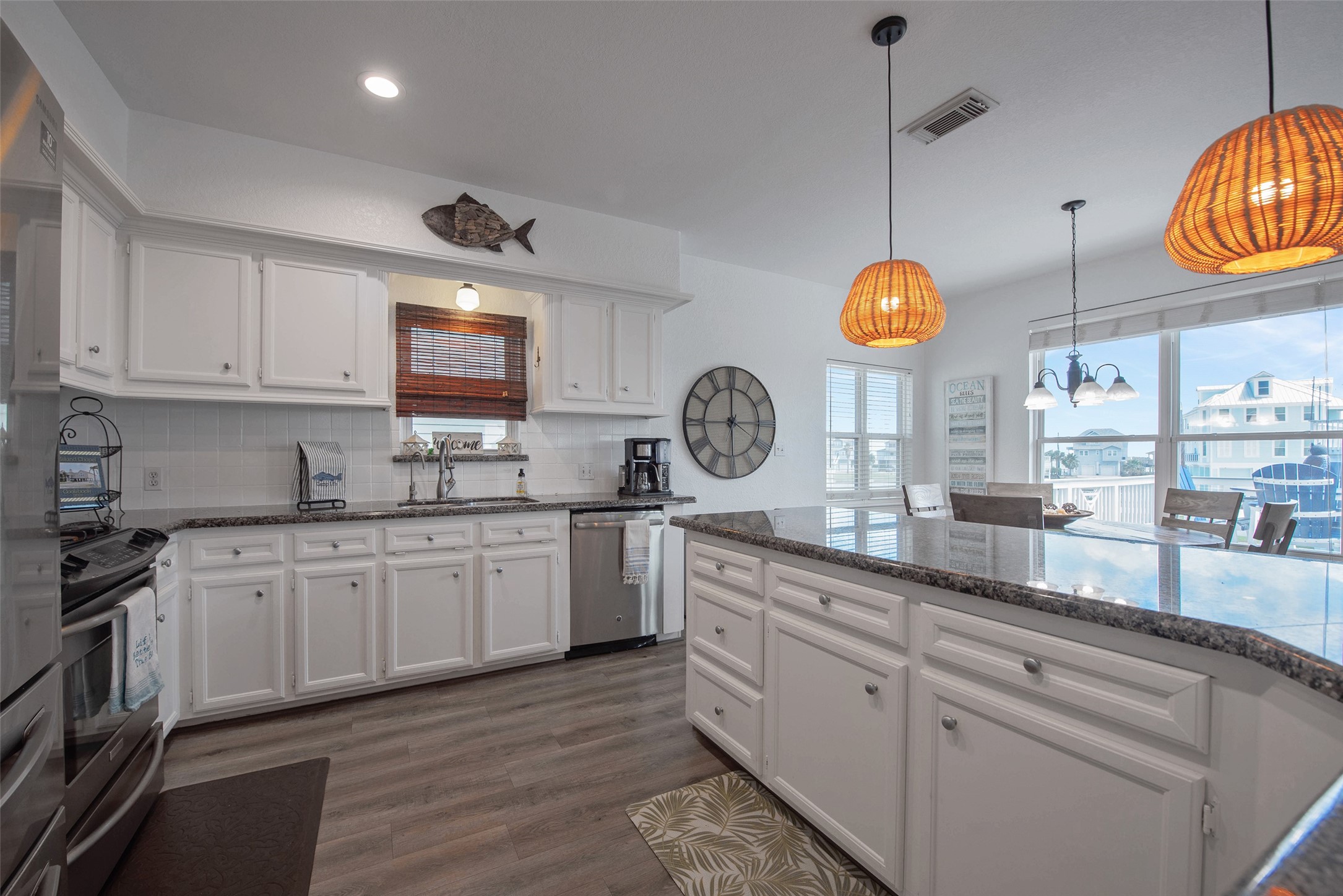 318 Sunset Circle, Tiki Island, TX 77554