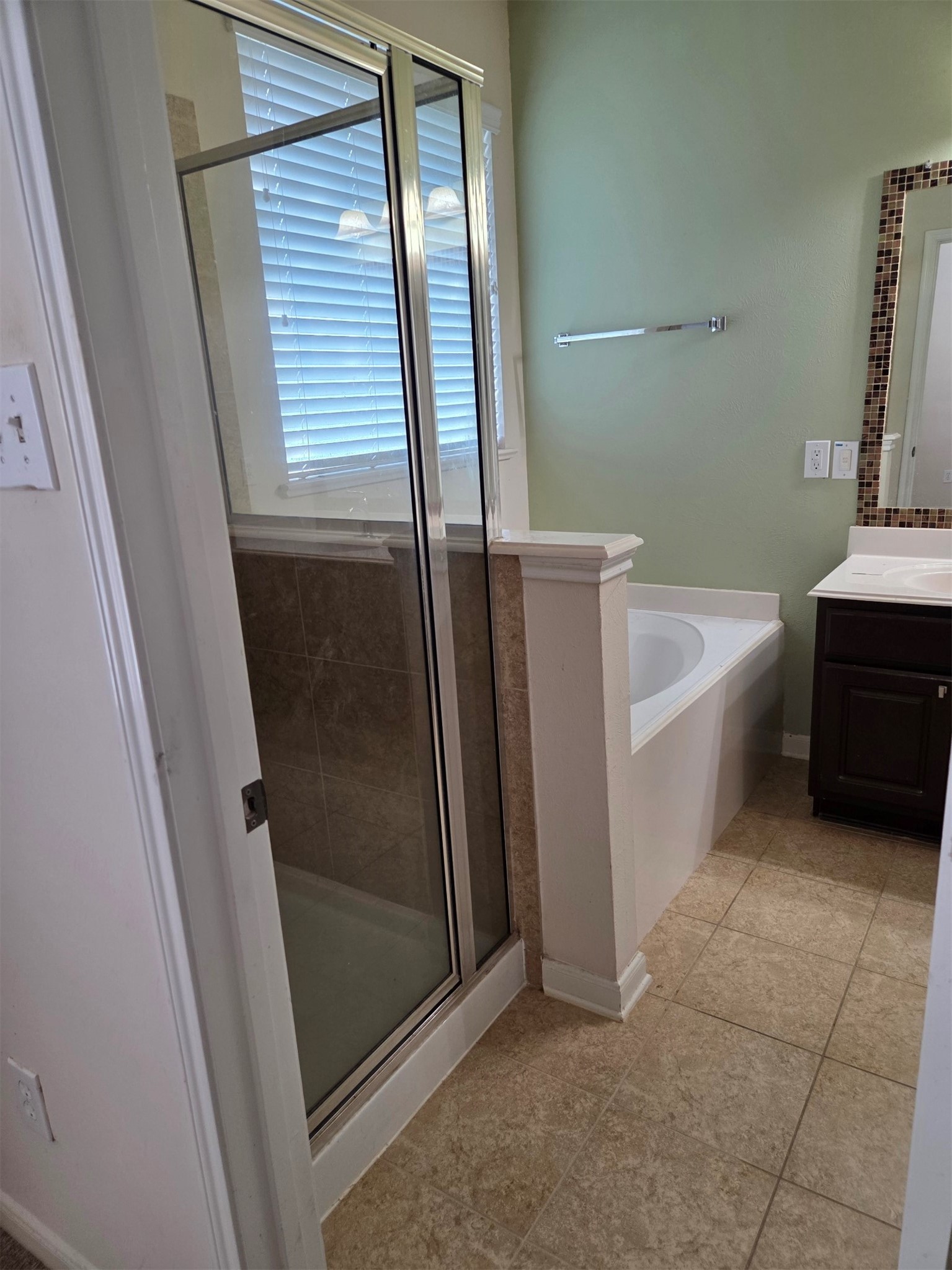 Primary bath showe.tub