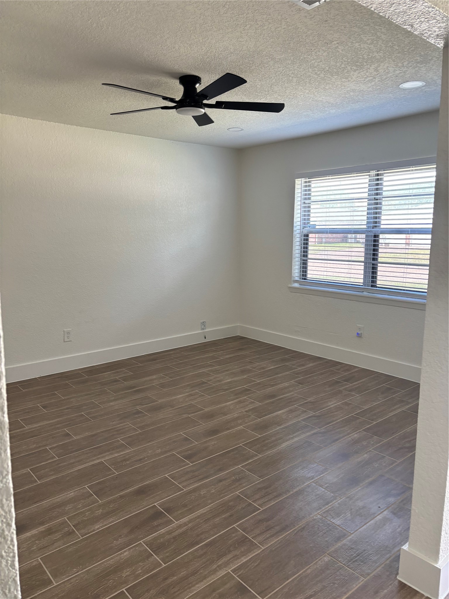 608 Circle Way, Alvin, TX 77511