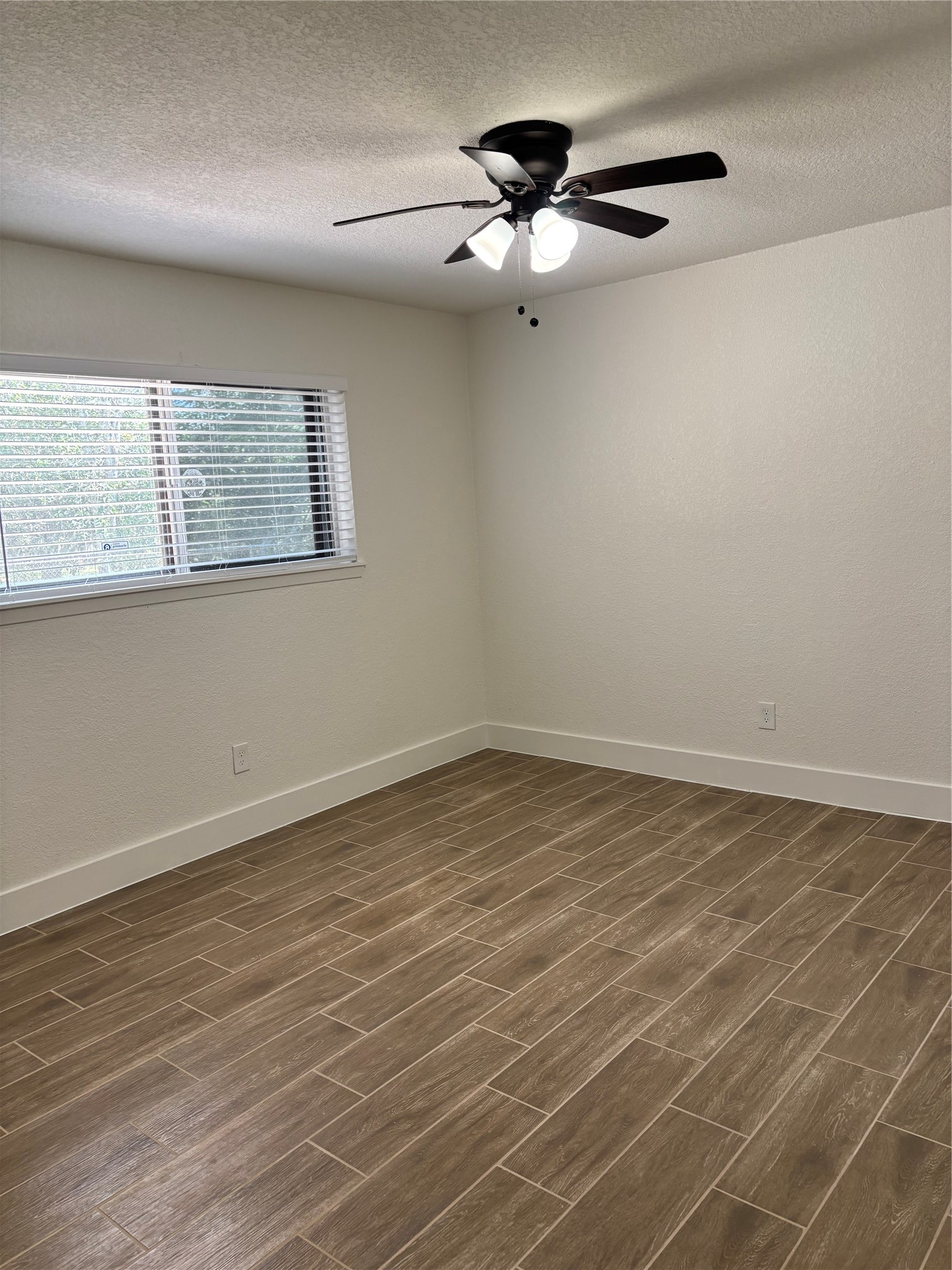 608 Circle Way, Alvin, TX 77511