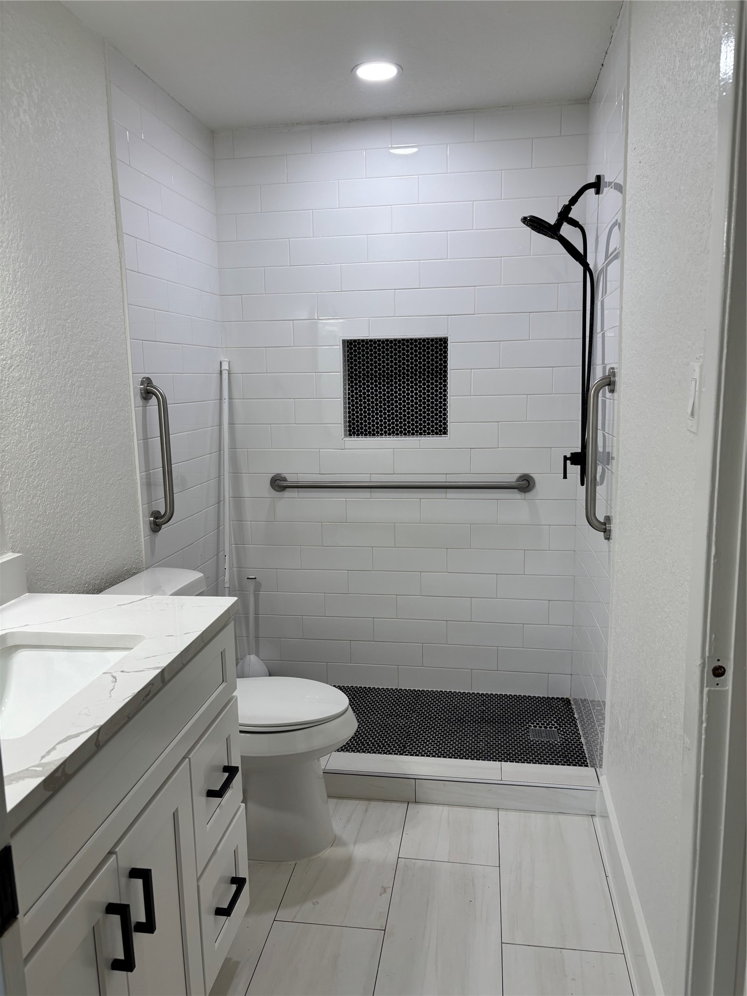 608 Circle Way, Alvin, TX 77511