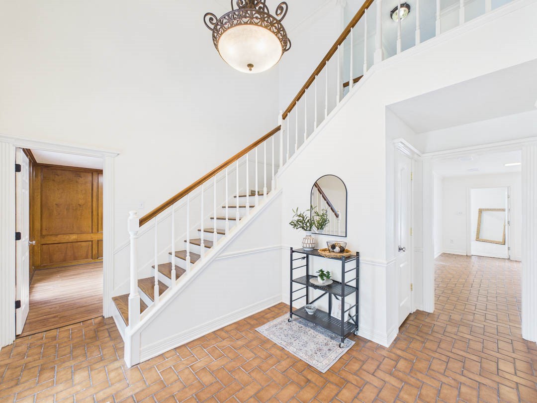 Ample foyer