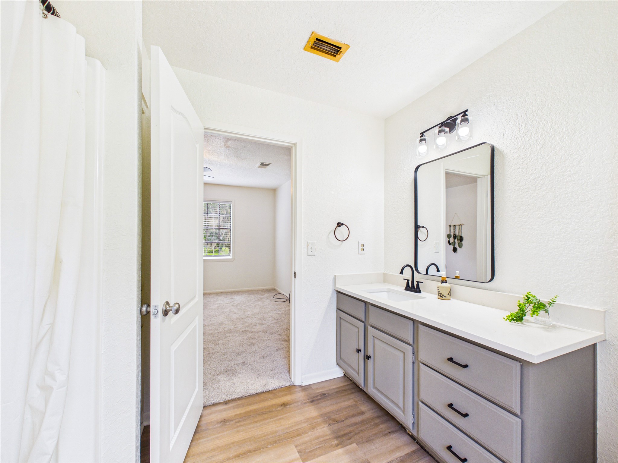 Full bathroom in garage apt