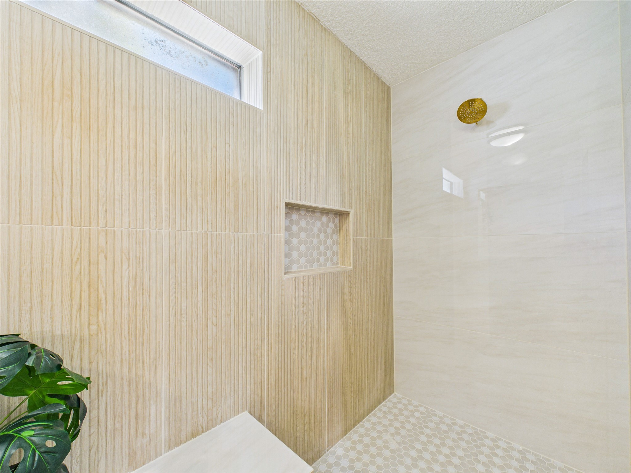 Large shower with tiled bench