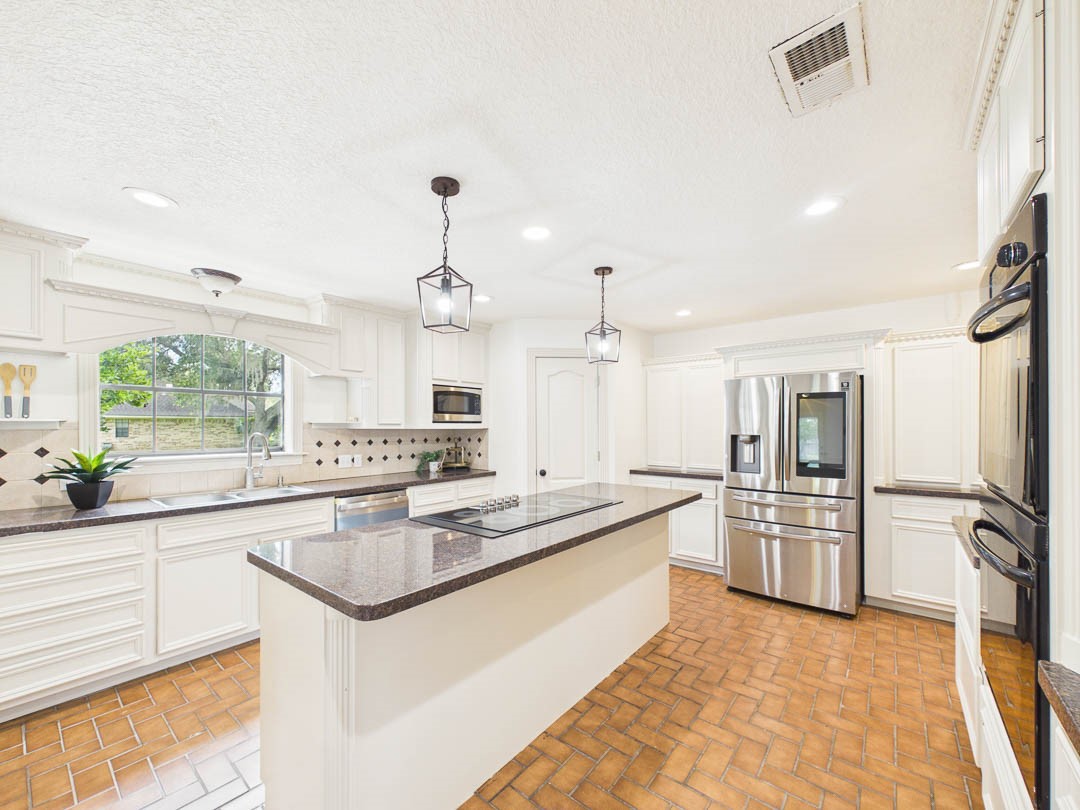 Kitchen with large island