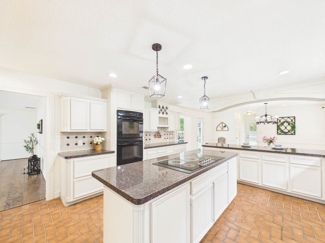 Spacious kitchen with double ovens