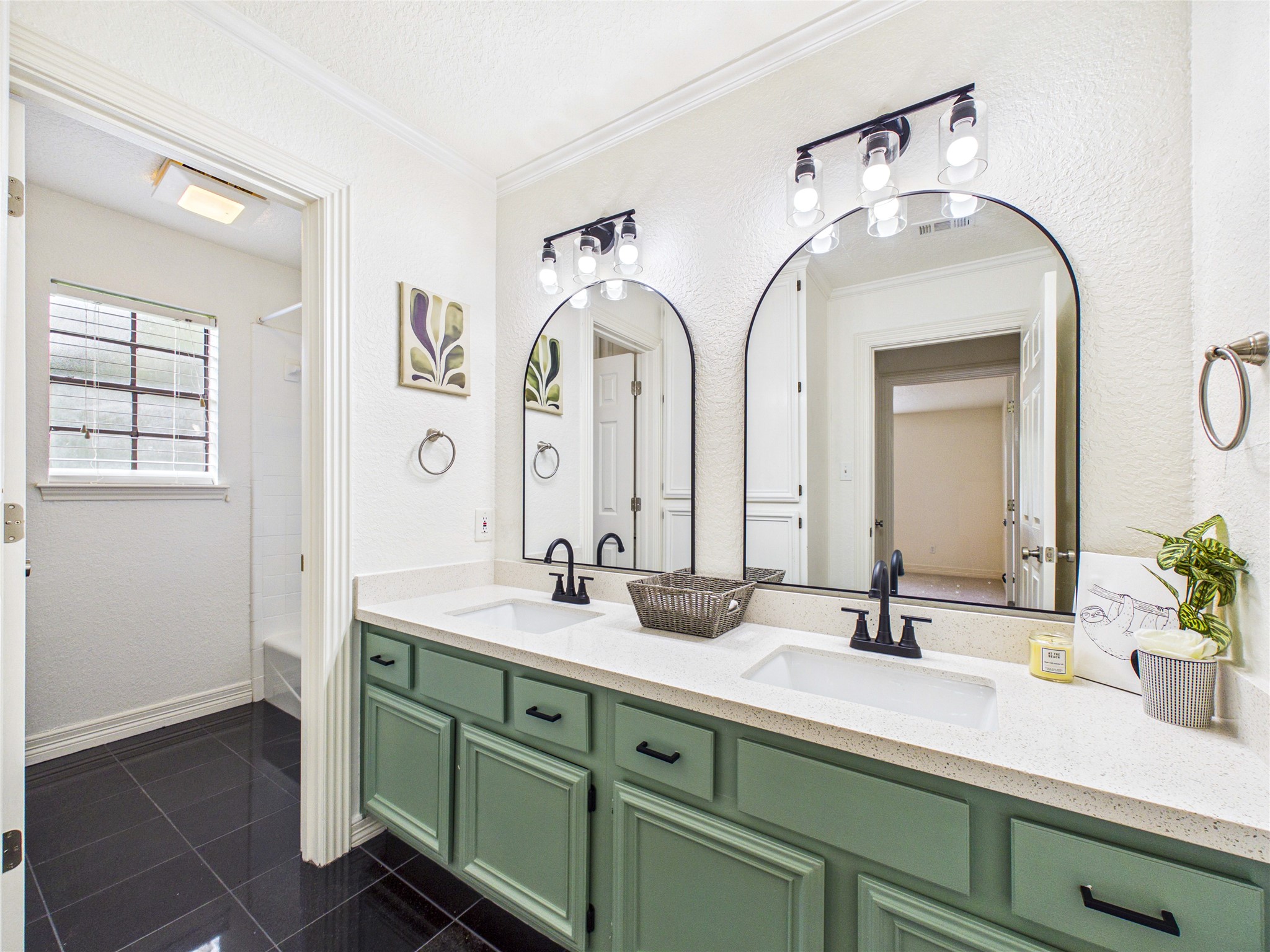 Secondary bathroom upstairs  showe & tub