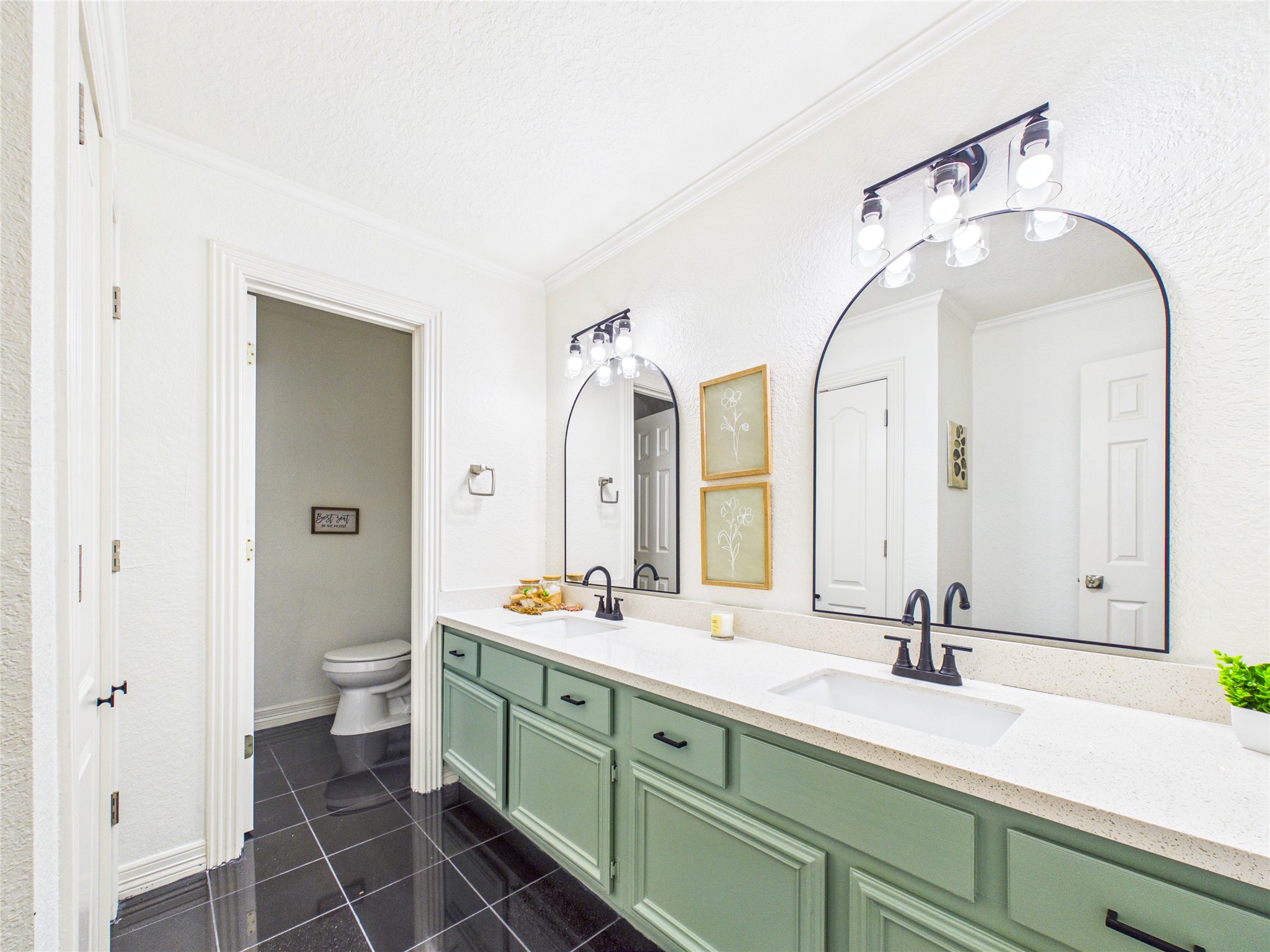 Secondary bathroom with shower