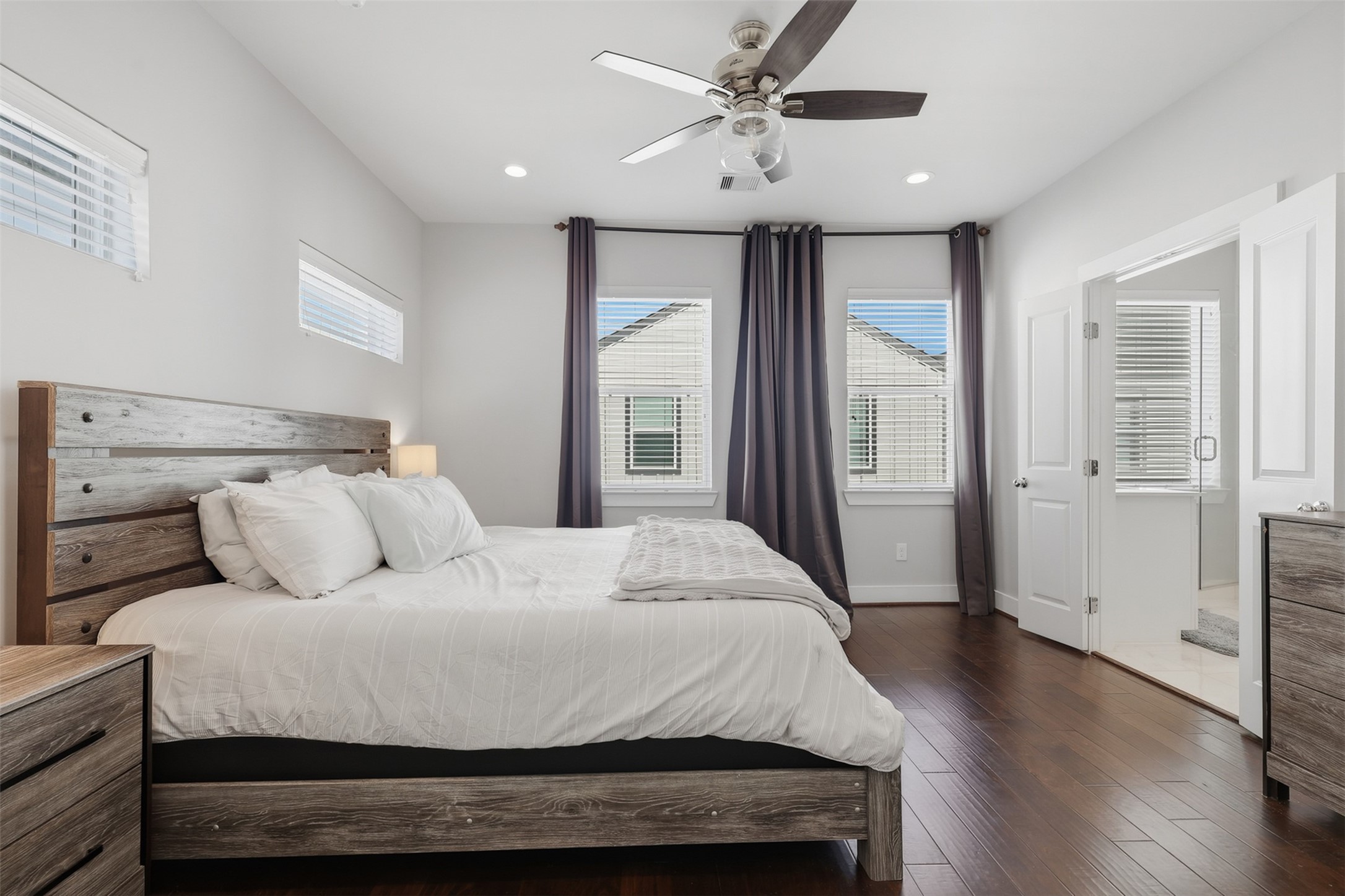 728 W Donovan Street, Houston, TX 77091