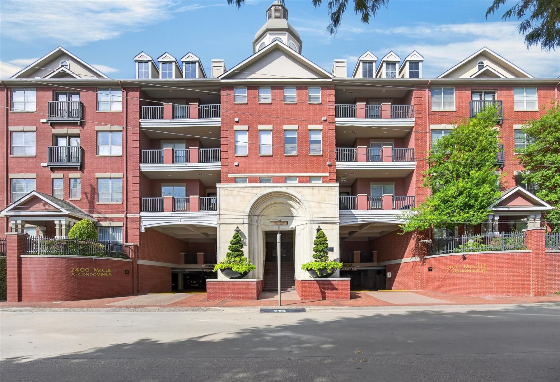 2400 McCue is 4 story mid-rise condo located in the heart of Houstons Galleria area and Uptown neighborhood.  It has 200 units and was built in 2001.