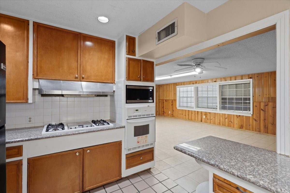 106 Barracuda Avenue, Galveston, TX 77550
