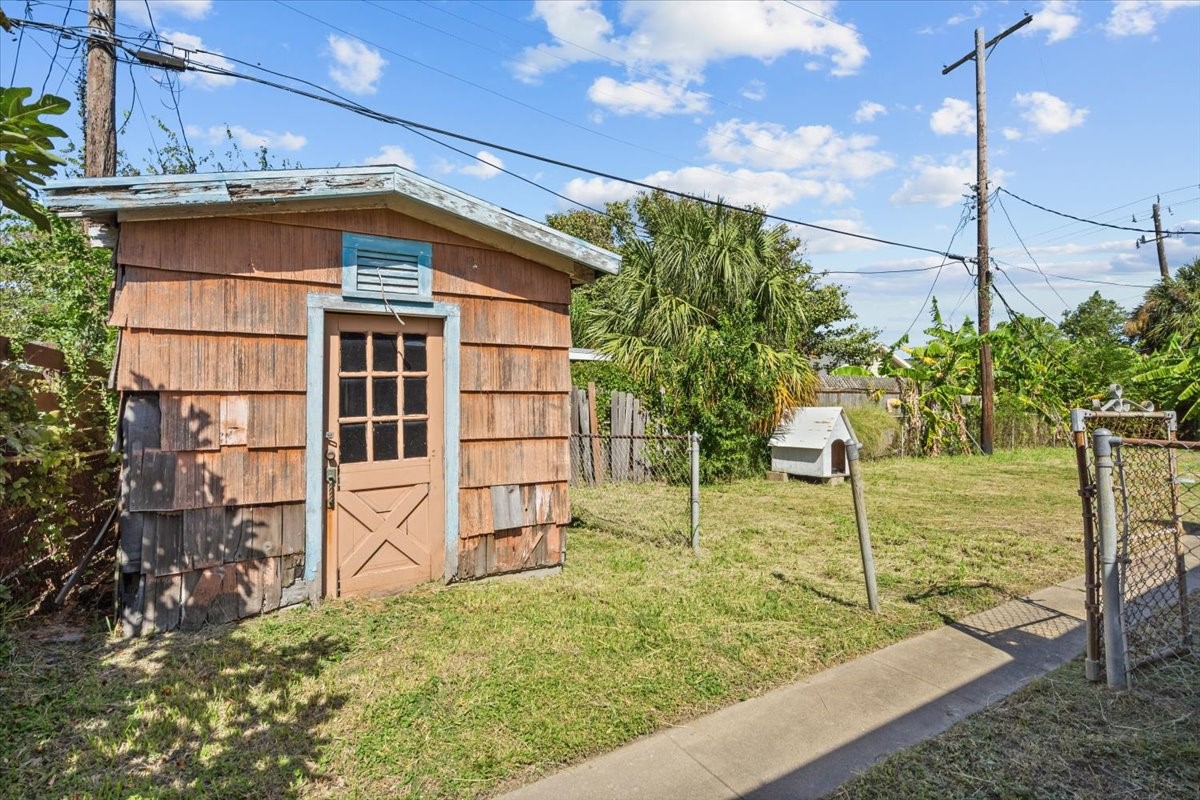 106 Barracuda Avenue, Galveston, TX 77550