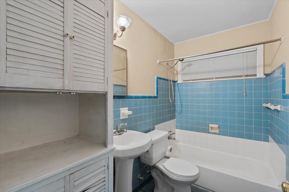 106 Barracuda Avenue, Galveston, TX 77550