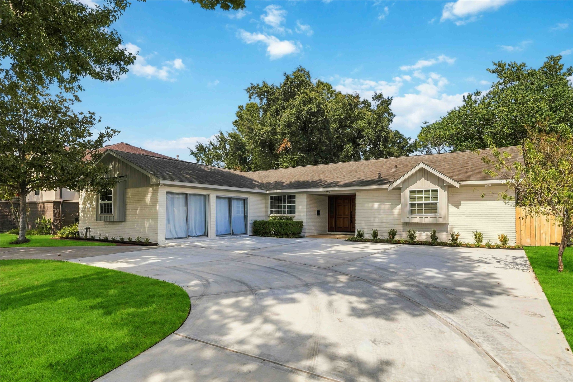 Home with a fresh coat of exterior painting!