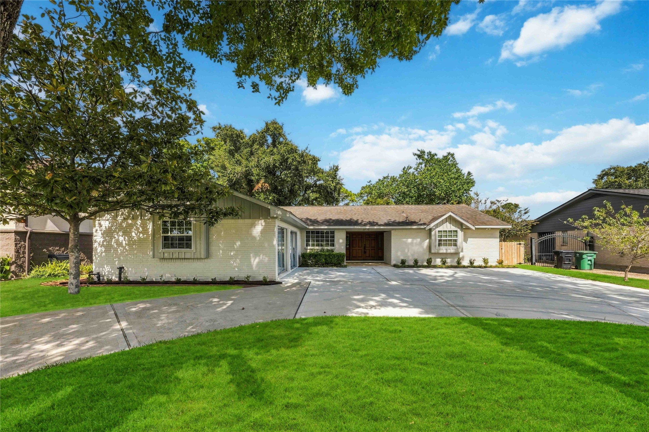 Welcome home to 5722 N Braeswood! Charming curb appeal w/ ample parking space & a circle driveway for easy entry & exit! Welcome home to 5722 N Braeswood! Charming curb appeal w/ ample parking space & a circle driveway for easy entry & exit!